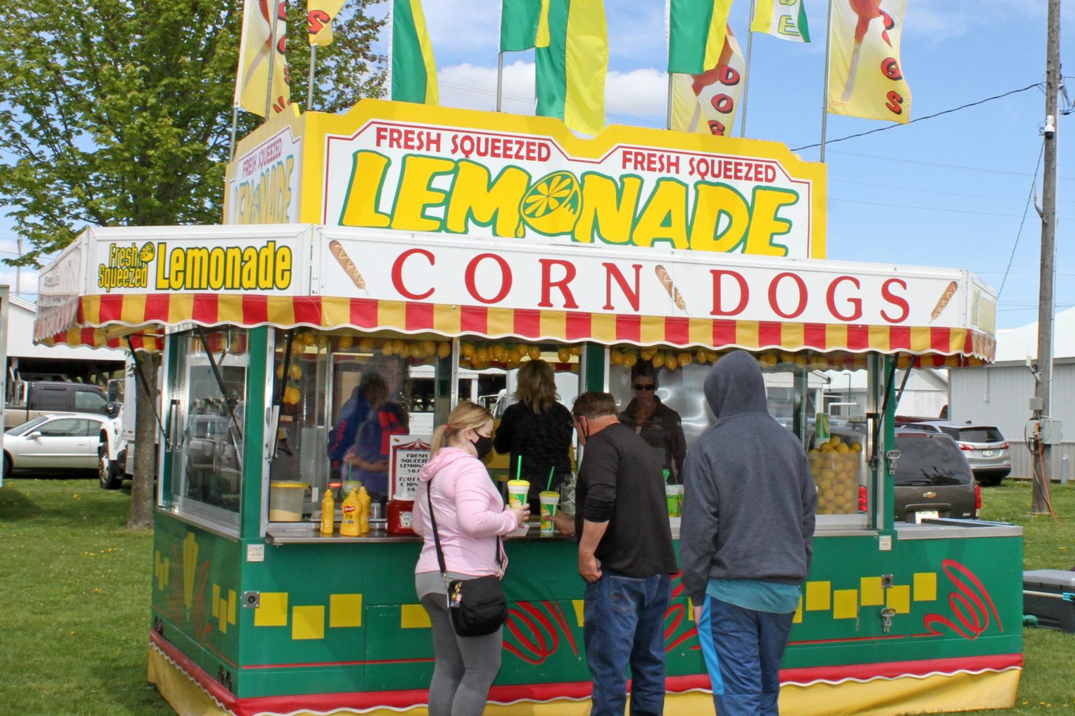 Fresh-Squeezed-Lemonade-Food-Stand-at-Dodge-County-Fairgrounds